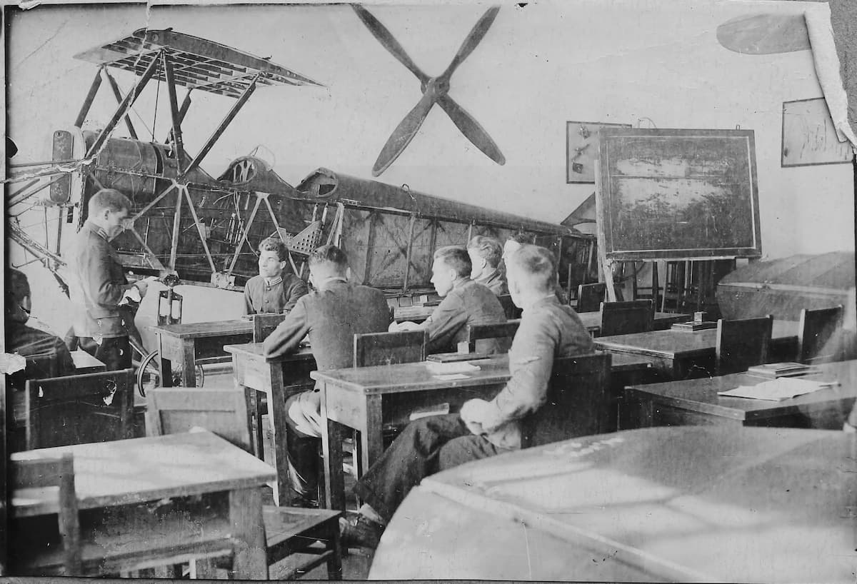 Советские курсанты лётного училища у самолёта, 1940-е годы