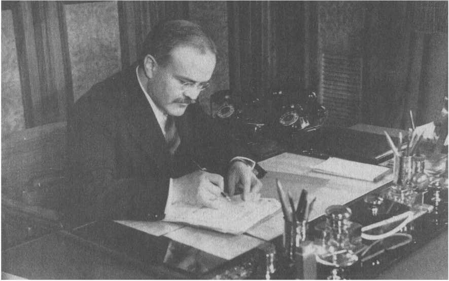 Вячеслав Молотов за рабочим столом, портрет, 1940-е годы