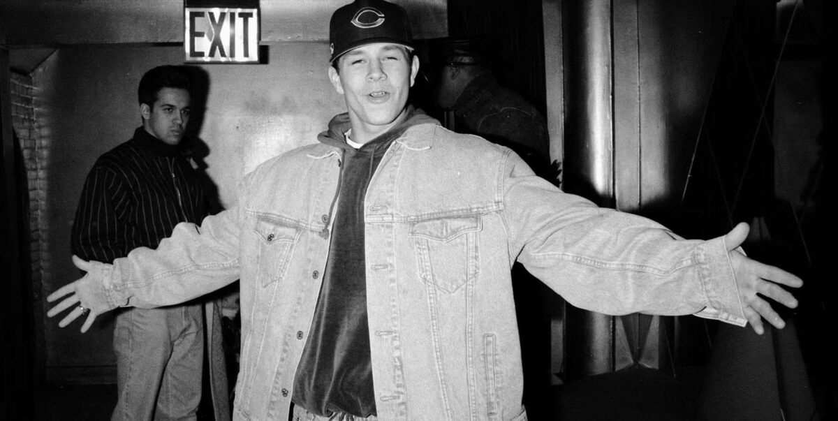 Молодой Марк Уолберг в начале 1990-х годов, известный как рэпер Marky Mark черно-белое фото