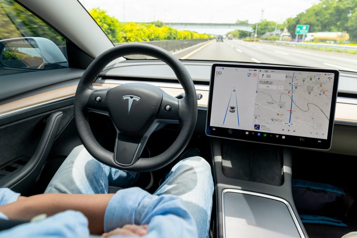 Экран управления Tesla Full Self-Driving в салоне автомобиля