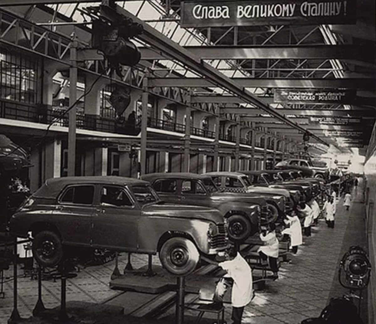 Конвейер Горьковского автозавода, сборка ГАЗ М-20, 1946 год