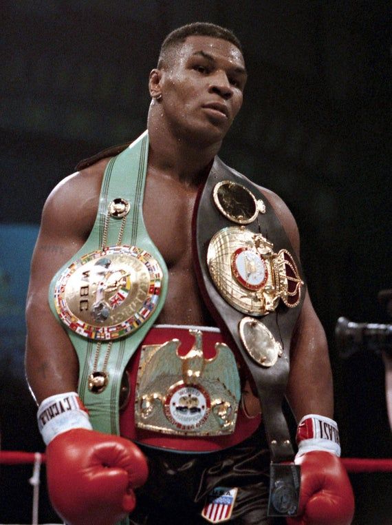 Майк Тайсон с чемпионскими поясами WBC, WBA и IBF &mdash; абсолютный чемпион мира в тяжёлом весе 1987 года