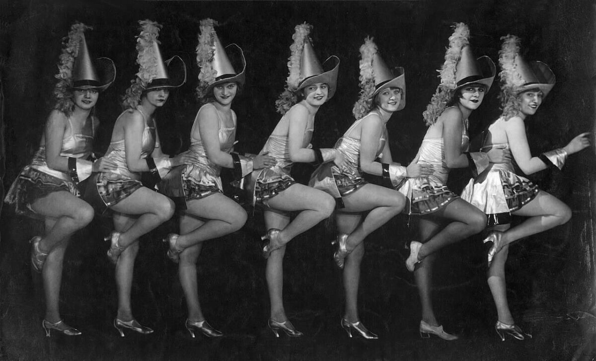 Танцовщицы берлинского кабаре на сцене. 1927 год