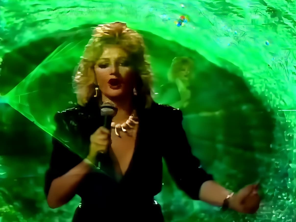 Бонни Тайлер в клипе Total Eclipse of the Heart, 1983