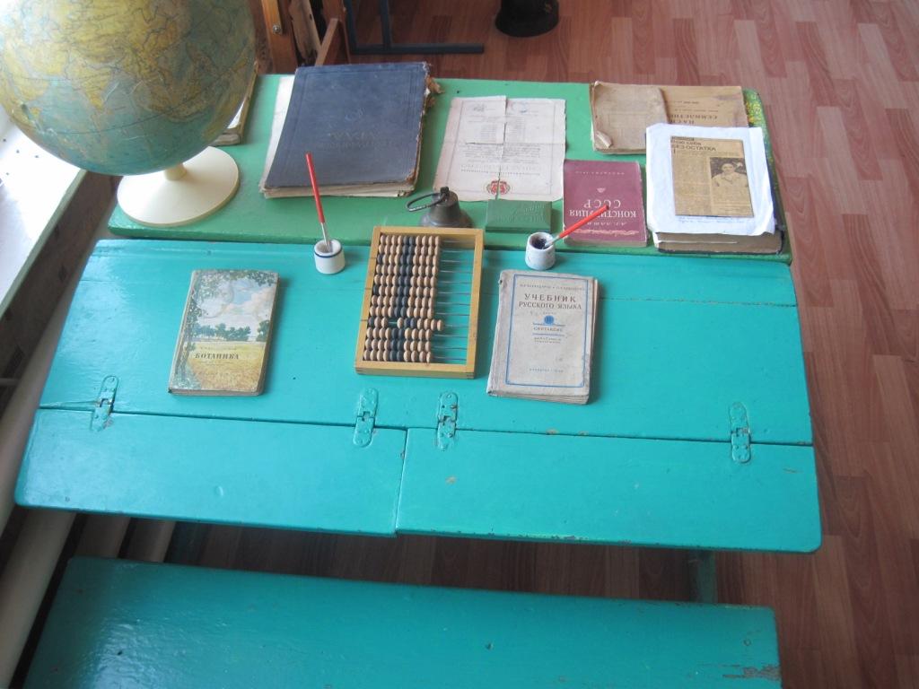 Советский школьный учебник 1950-х годов открытая страница, школьная парта