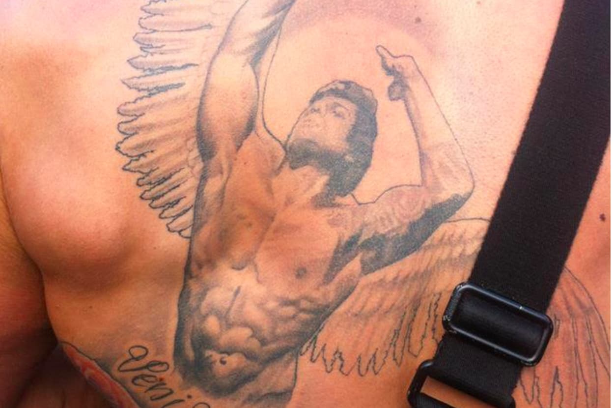 Татуировка на руке с портретом Zyzz и его цитатой на английском