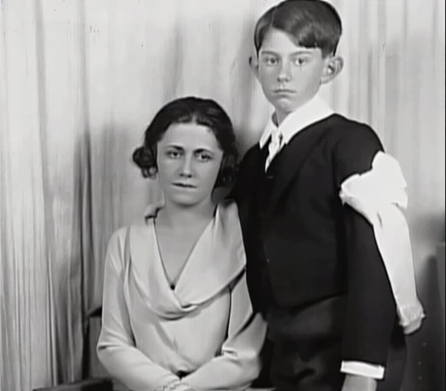 Ольга Хохлова с сыном Полем, начало 1930-х годов
