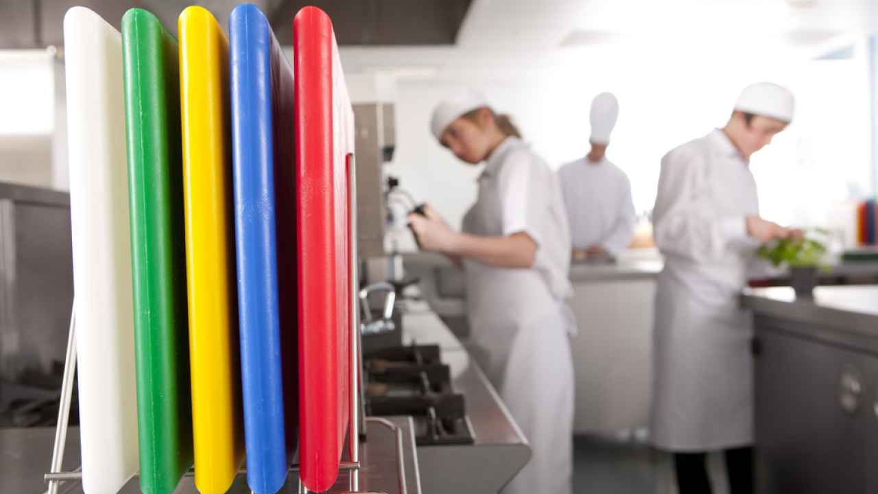 Как выглядит безопасная кухня: правила, которые шеф-повара соблюдают, а вы — нет