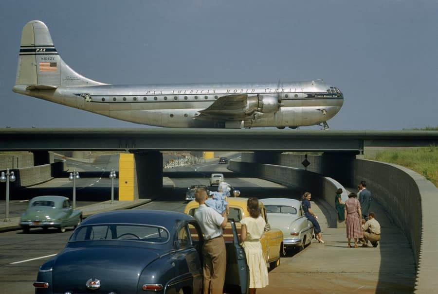 Авиалайнер Stratocruiser на транспортировке через эстакаду в Квинсе Нью-Йорк март 1951 года