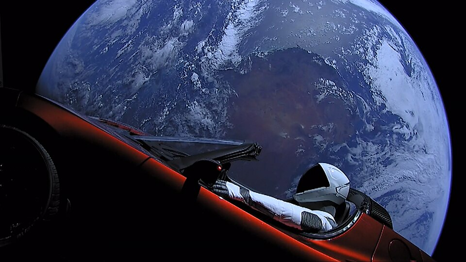 Tesla Roadster с манекеном Starman на орбите после запуска Falcon Heavy в 2018 году