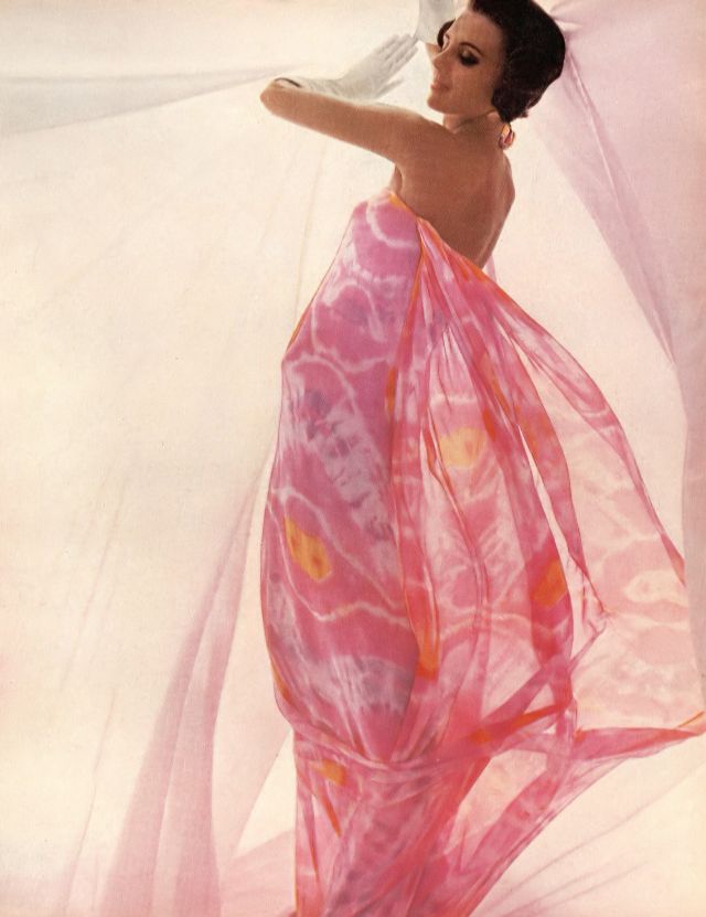 Тилли Тиццани в облаке шифона Sarmi, фото Иро, Harper's Bazaar, март 1963