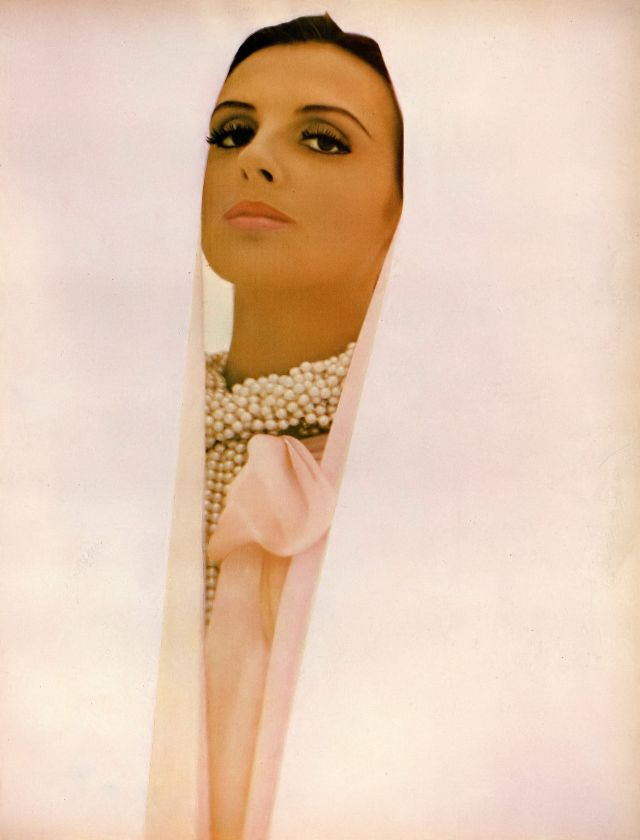 Тилли Тиццани в рекламе жемчужного макияжа Charles of the Ritz, фото Иро, Harper's Bazaar, март 1963