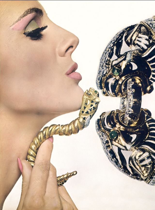 Тилли Тиццани держит тигров из эмали и бриллиантов David Webb, фото Берта Штерна, Vogue, март 1964