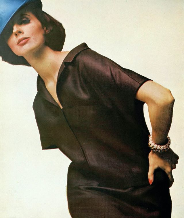 Тилли Тиццани в коричневом льняном костюме Harry Frechtel, шляпа Halston, браслеты Jean Schlumberger от Tiffany, Harper's Bazaar, апрель 1964