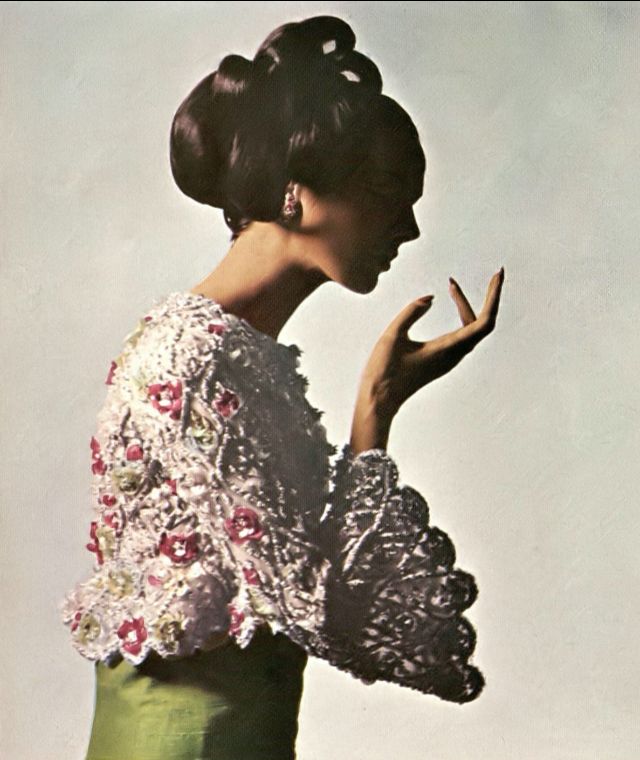 Тилли Тиццани в вечернем болеро с пайетками Marc Bohan для Dior, фото Иро, Harper's Bazaar, апрель 1964