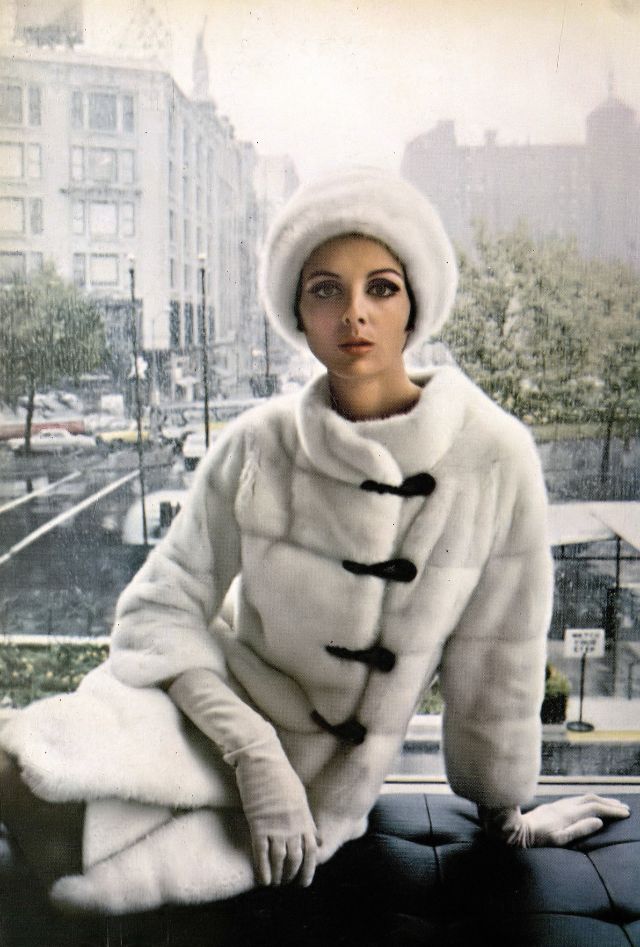 Тилли Тиццани в норковом пальто-тунике Maximilian, тюрбан Halston, фото Франческо Скавулло в Линкольн-центре, Harper's Bazaar, октябрь 1964