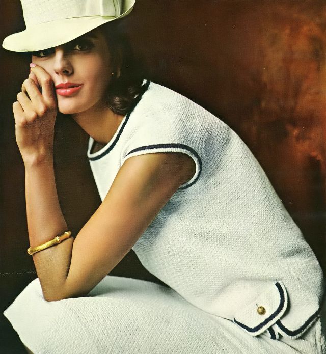 Тилли Тиццани в бело-синем двойном трикотажном комплекте Nantucket Knitters, Vogue, январь 1964