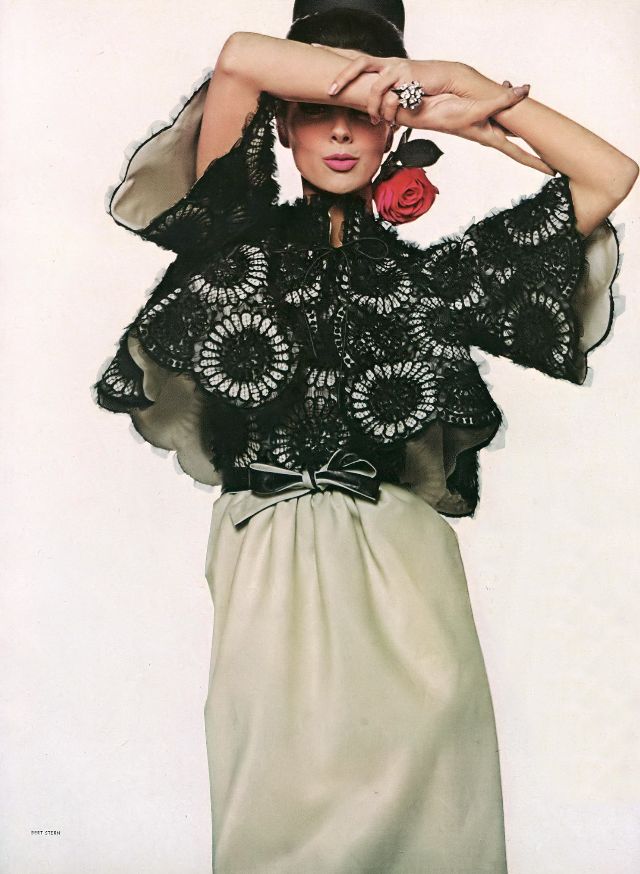 Тилли Тиццани в кружевном каракo Pauline Trig&egrave;re с оборками, шляпа Halston, фото Берта Штерна, Vogue, февраль 1964