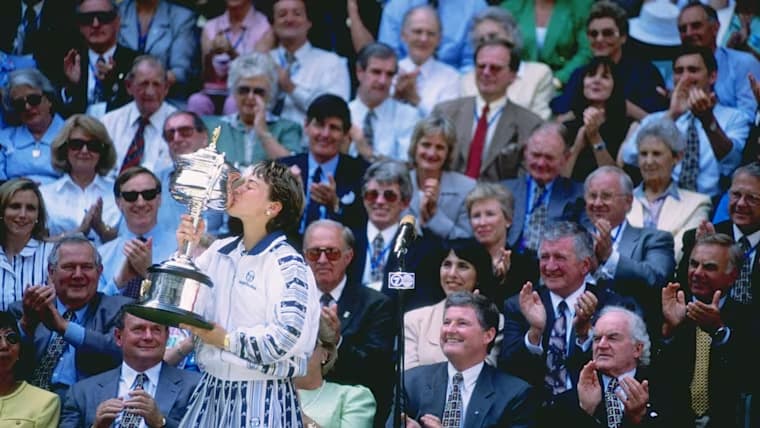 Мартина Хингис с трофеем Australian Open, 1997 год