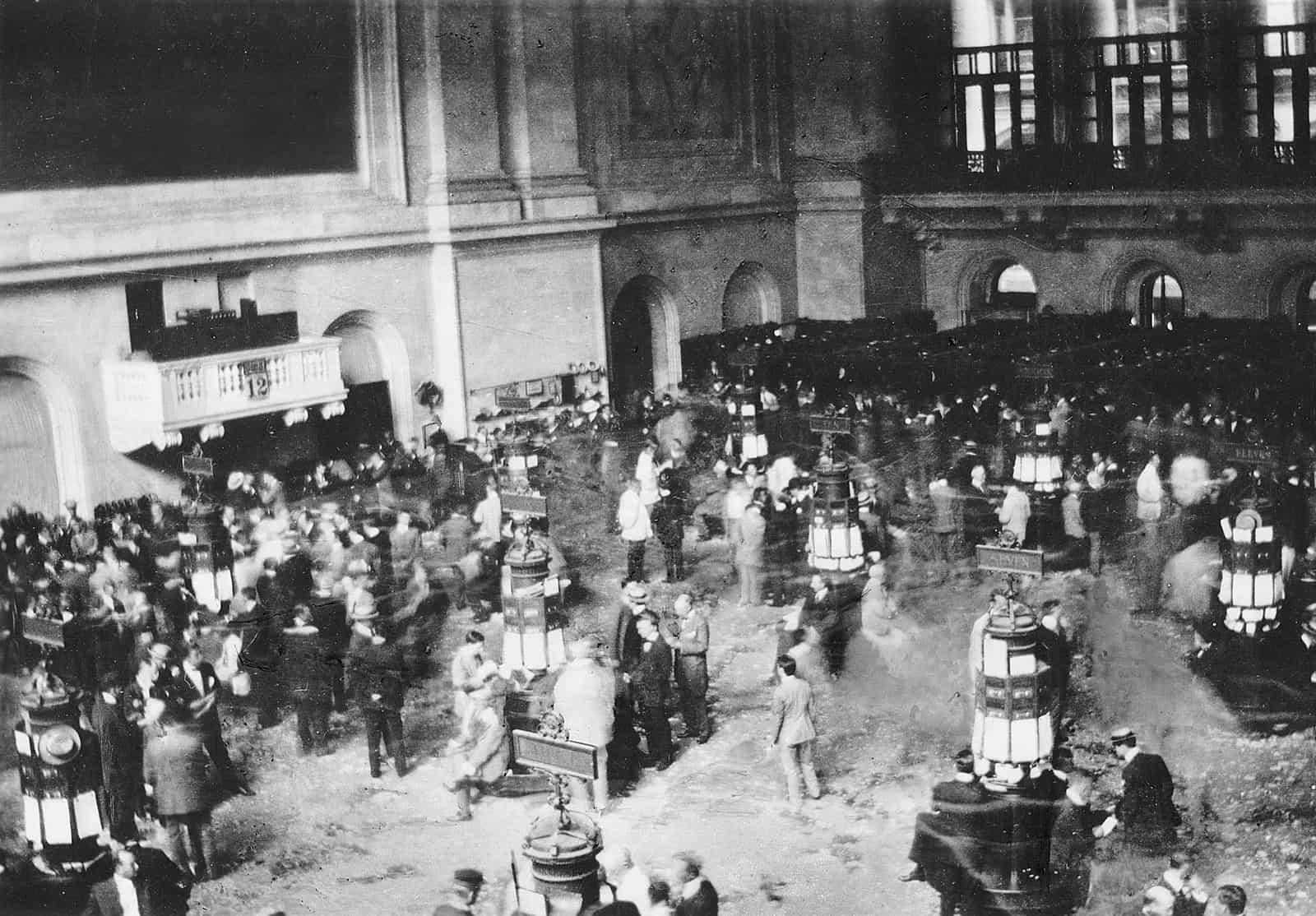 Торговый зал Нью-Йоркской фондовой биржи в 1929 году, заполненный брокерами и биржевыми маклерами
