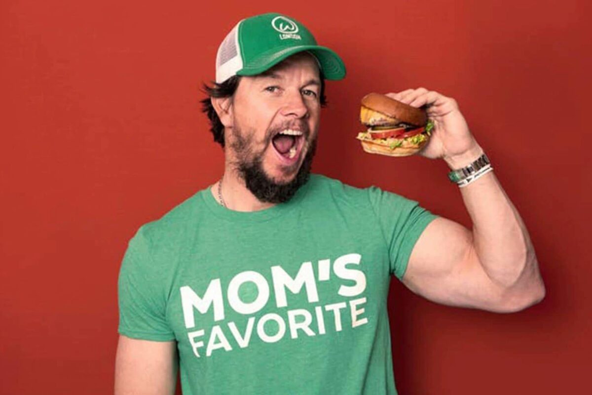 Марк Уолберг в рекламе своей сети бургерных Wahlburgers