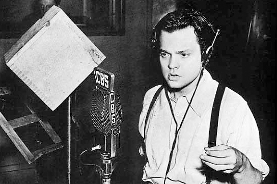 Орсон Уэллс во время трансляции «Война миров» на CBS. 1938 год