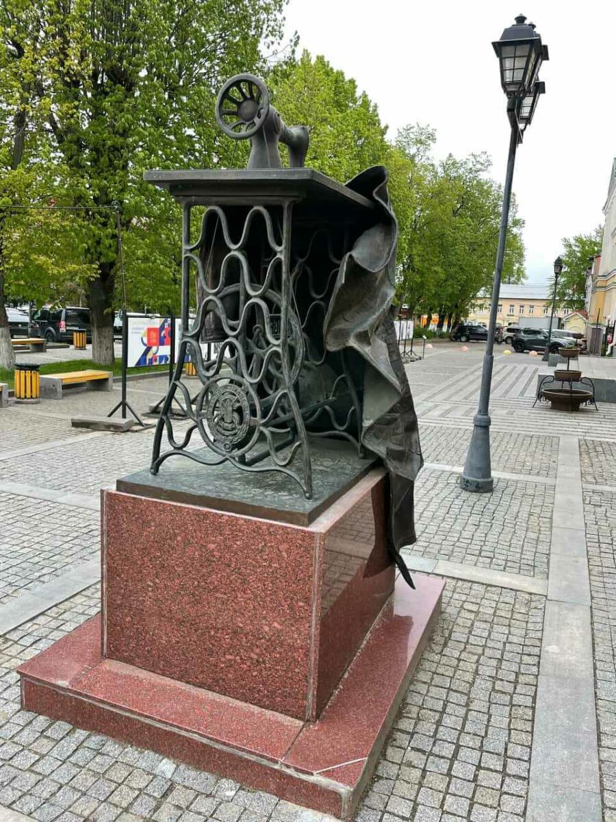 Памятник швейной машинке Зингер в Подольске 2011 год скульптор Рожников
