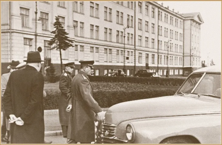 встреча И.В. Сталина с инженерами Горьковского автозавода для демонстрации нового автомобиля ГАЗ-М-20 &laquo;Победа&raquo;