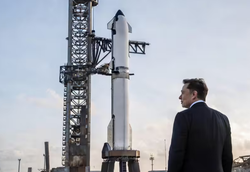 Илон Маск перед ракетой Starship компании SpaceX