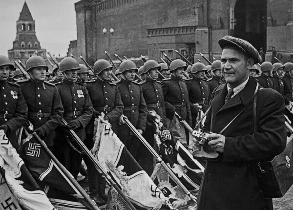 Он снял всю войну — от первого до последнего дня, а потом его уволили за национальность: трагедия Евгения Халдея