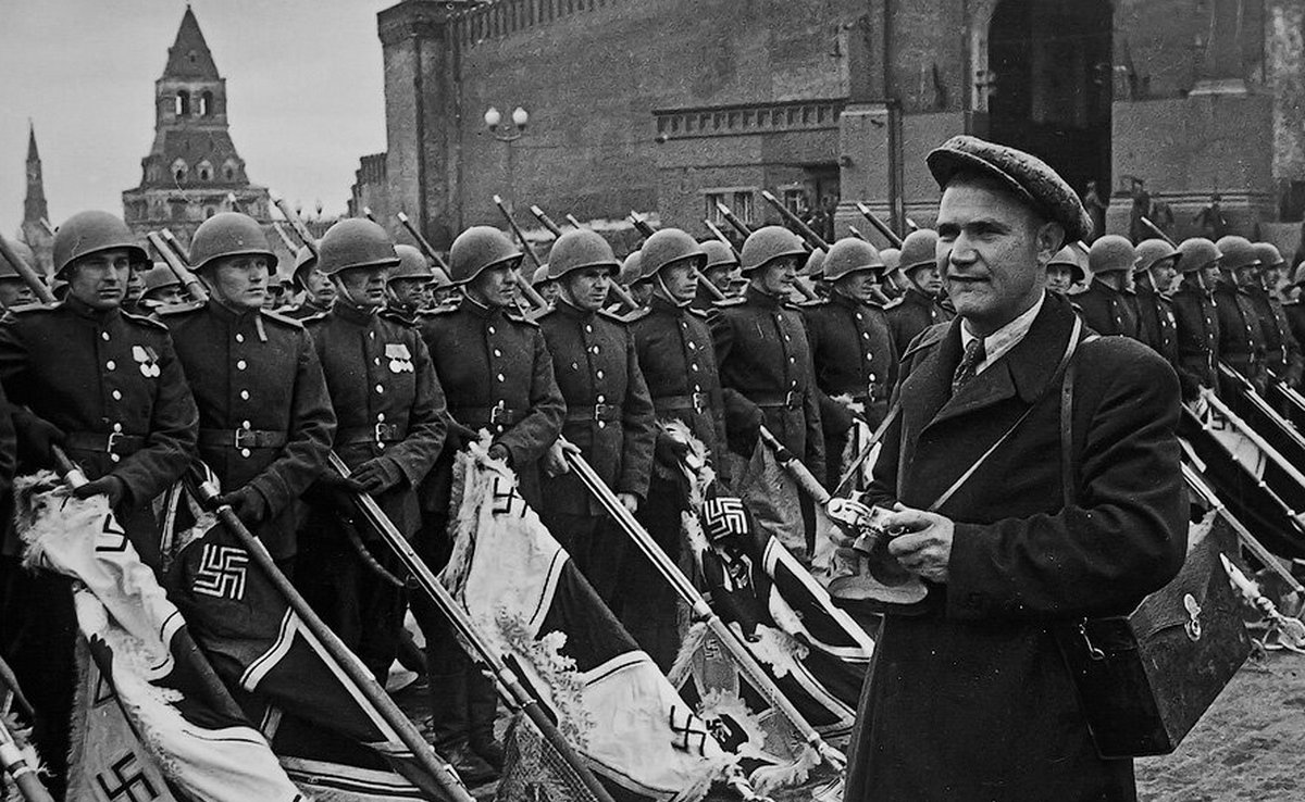 Евгений Халдей &mdash; советский военный фотограф, автор снимка &laquo;Знамя Победы над Рейхстагом&raquo;