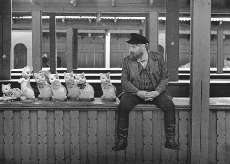 Птичий рынок в Москве с продавцами и покупателями, 1972 год