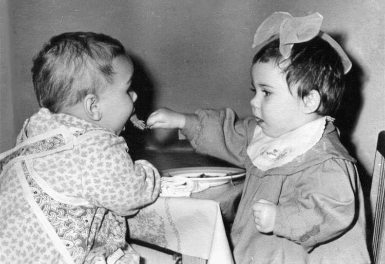 Воспитательница кормит детей в яслях, 13 февраля 1960 года, Москва