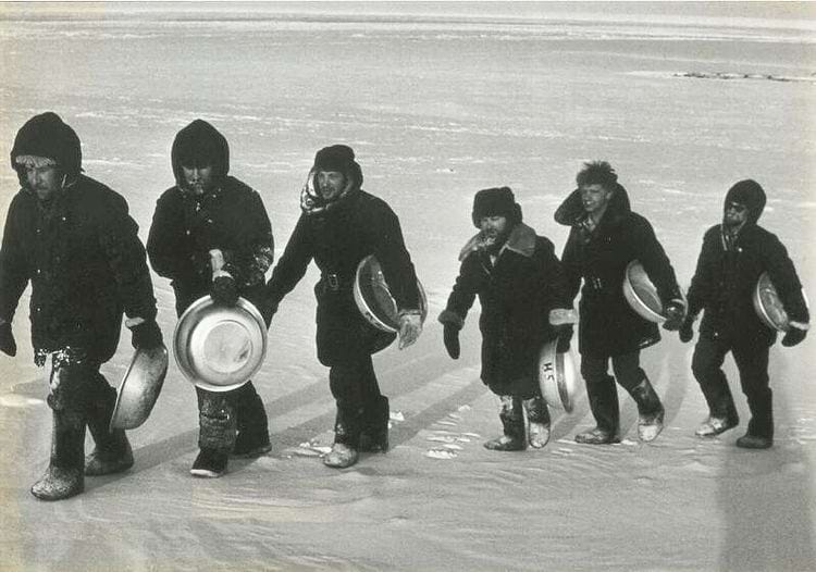 Люди идут в баню с вениками, 1984 год