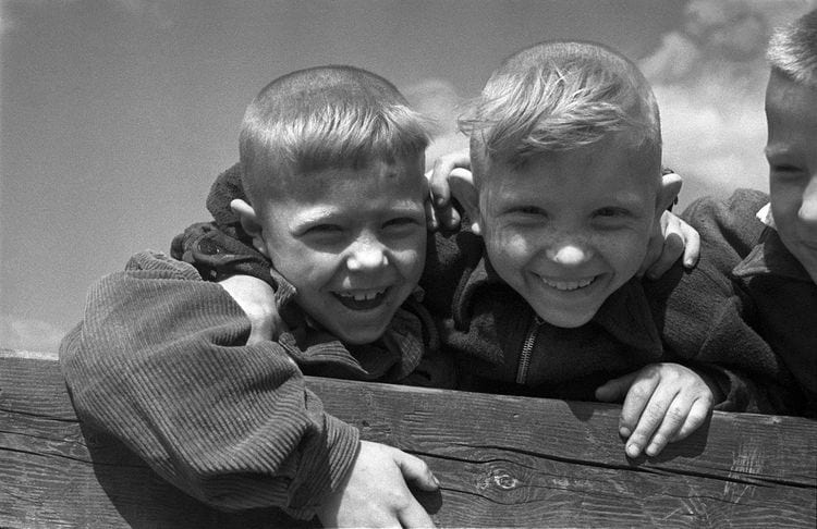 Группа друзей на прогулке, примерно 1961-1969 год