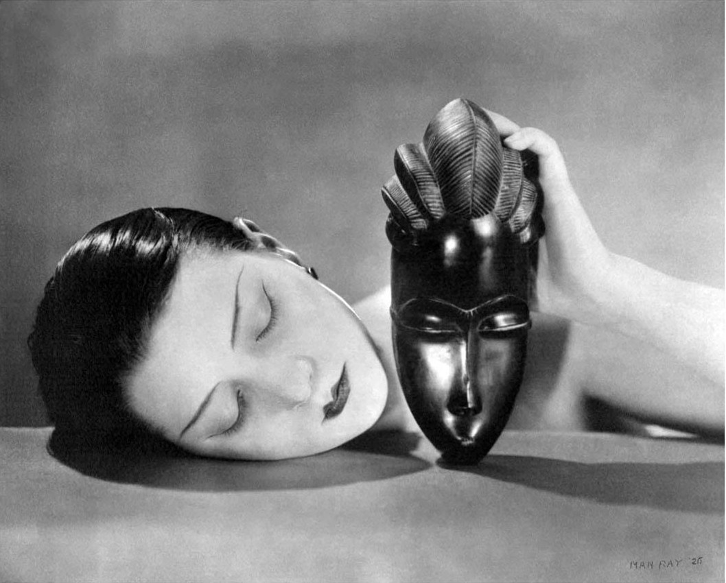 Ман Рэй, Чёрное и белое, Кики де Монпарнас с африканской маской, 1926 год