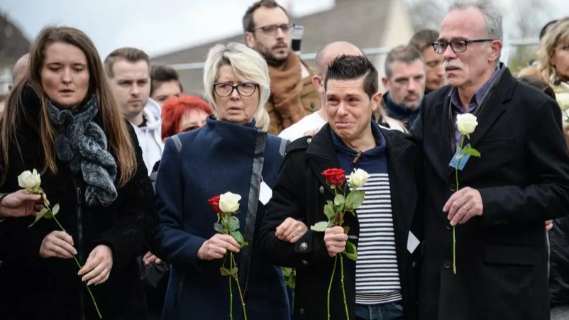Родители Алексии и Жонатан Даваль на марше памяти в Грей-ла-Виль