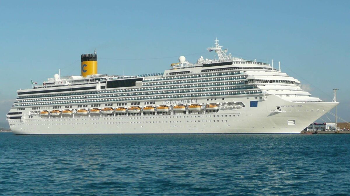 Круизный лайнер Costa Concordia в открытом море до крушения