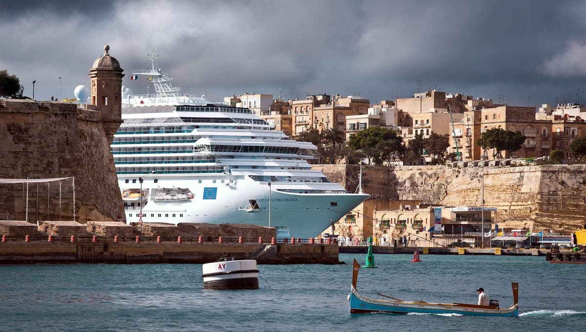 Лайнер Costa Concordia у причала