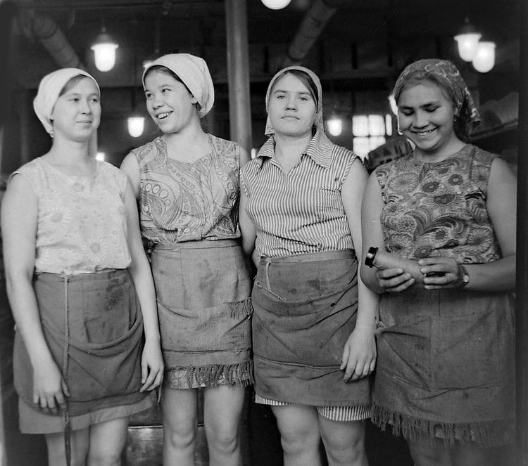 Работницы фабрики &laquo;Красное Знамя&raquo; у станков, Владимирская область, 1970&ndash;1980 годы