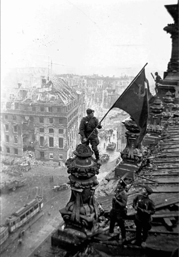 Альтернативный вариант снимка над Рейхстагом, Евгений Халдей, май 1945