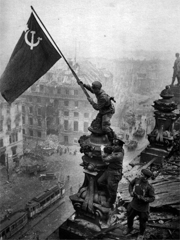 Знамя Победы над Рейхстагом, 2 мая 1945 года, фото Евгения Халдея