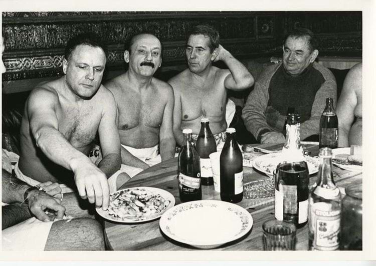 Актеры Николай Еременко и Семен Фарада в бане, 1996 год