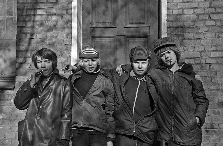 Школьники на субботнике собирают металлолом, Москва, октябрь 1977 года