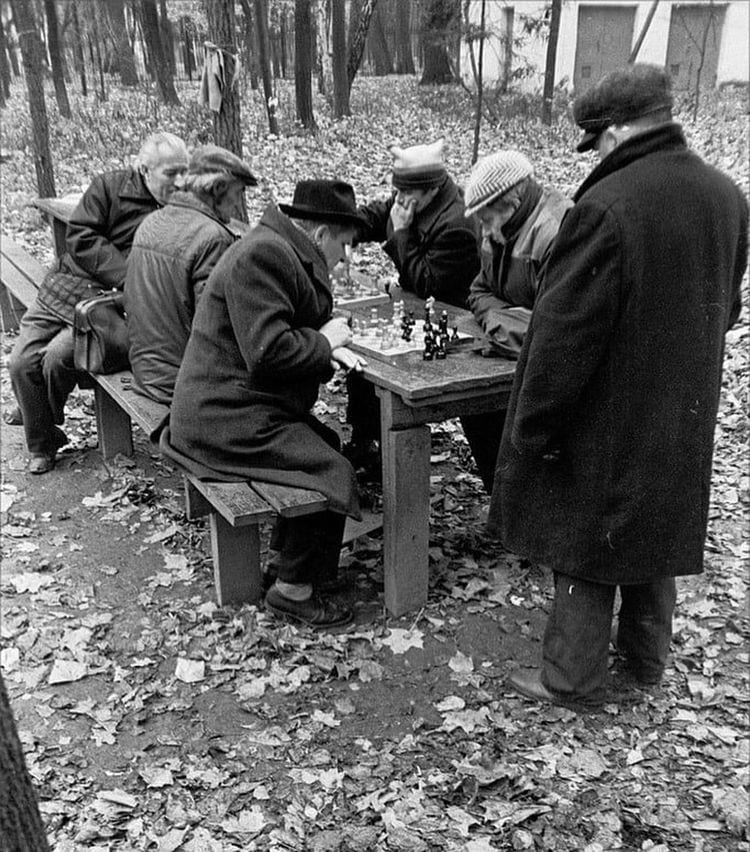 Шахматисты играют в Парке Горького, Москва, 21 октября 1987 года