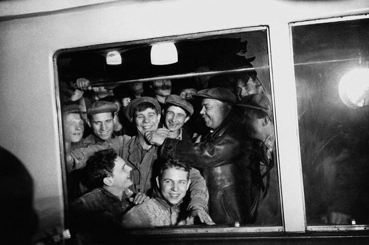 Первые пассажиры московского метро &mdash; метростроевцы, январь 1935 года