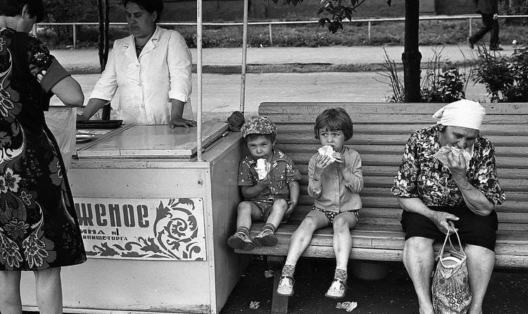 Дети с мороженым в Новокузнецке, 1983 год