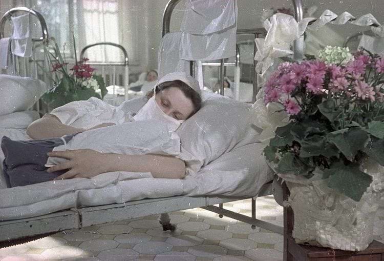 Медсестры с новорожденными в родильном доме Ленинграда, 1950-е