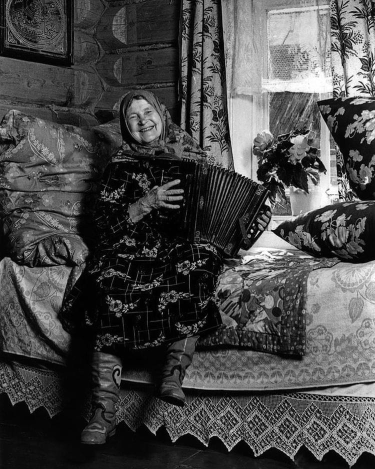 Мужчина утешает женщину у дома в Казани, 1983 год