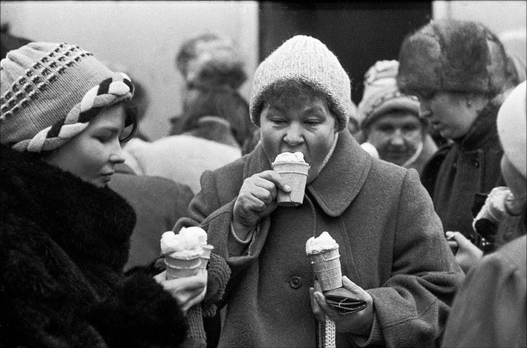 Покупатели с мороженым в ГУМе, Москва, 28 декабря 1990 года